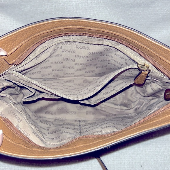 Michael Kors Jet Set Pebbled Leather Messenger Bag - Picture 5 of 6